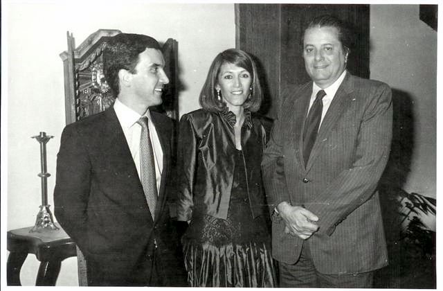 Fernando de Mello Barreto em foto ao lado da esposa Maria Helena e do secretário-geral do Ministério das Relações Exteriores, Paulo Tarso Flecha de Lima. À época, Fernando era o subchefe da Secretaria de Imprensa, trabalhando como porta-voz do então secretário-geral.